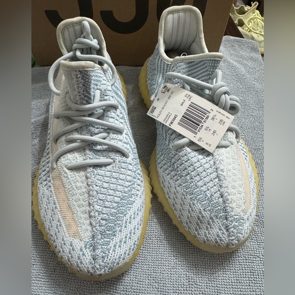 Yeezy x Adidas Blue/White Knit Fabric Boost 350 V2 Cloud White Sneakers
Sz6 men - Picture 6 of 6